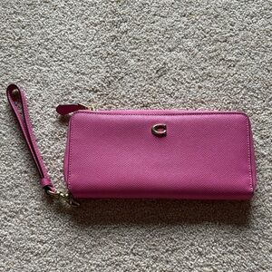Coach pink Wristlet Clutch brand new condition